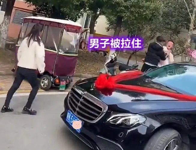 信阳男子拦婚车讨喜钱被伴郎直接抱走，这背后反映了哪些社会问题？