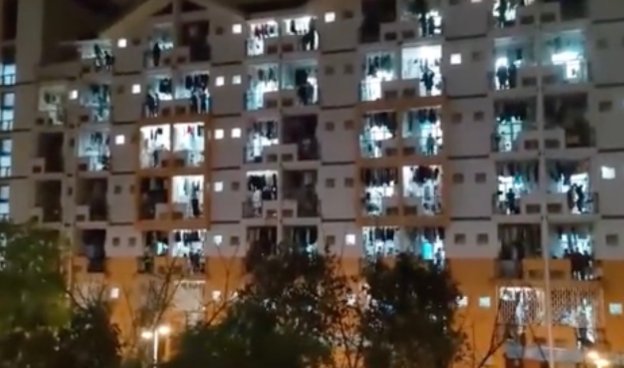 为庆祝EDG夺冠,陕西一高校学生用电竞队旗替换国旗,学生这么做合适吗?