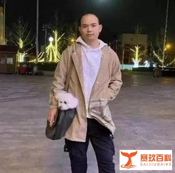 《羊了个羊》创始人被母校制长2米，高1米5的大型展牌宣传