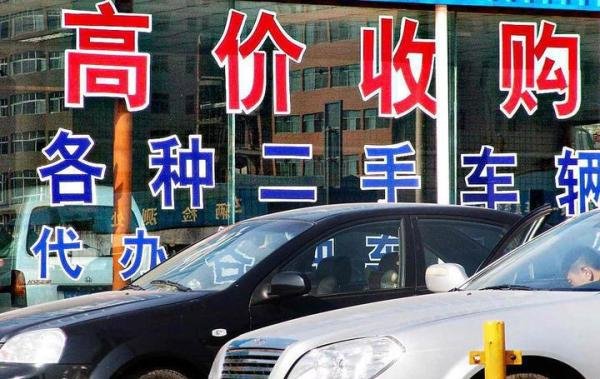 路边的僵尸车：卖废铁也有几千块，车主真的不要了吗？