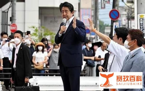 安倍晋三遇刺身亡，终年67岁，刺杀背后的8个疑问值得深思
