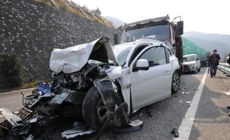 高速被追尾6人直接原地歇了,发生事故后,司机在第一时间该做什么?