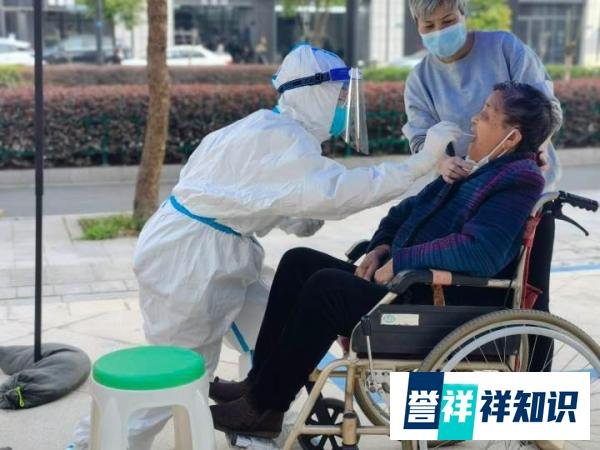 上海小区老人出门看病,大白们跪地祈求,防控联动机制有待完善?