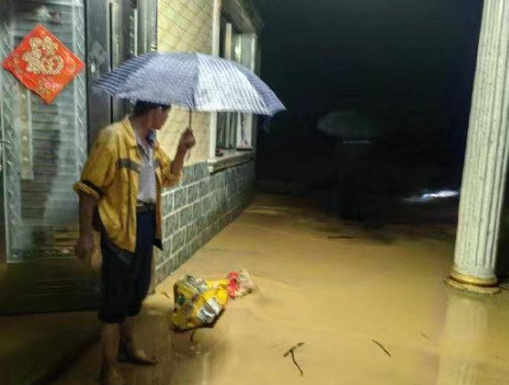 湖南凤凰古城遇强降雨,河水涌进民房,给当地居民造成了哪些影响及损失?