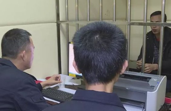 男子向法院寄侮辱性锦旗，他的行为触犯了哪条法律法规？