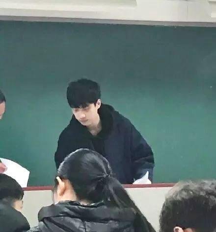 “现实版何以琛”、“李现的聪明版”，搞法学的老师都这么帅？