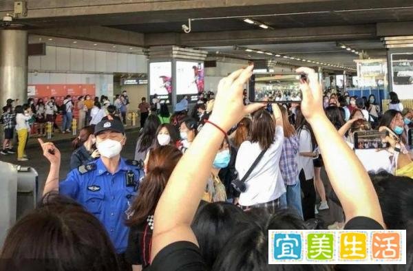 张颂文逛夜市遭围堵:别让喜爱,毁了一个好演员的创作热情!