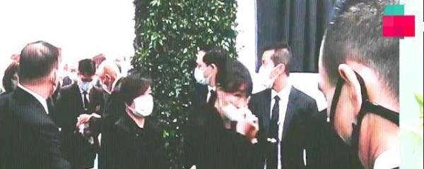 赌王出殡现场：何超凤何猷君偷偷抹泪，何超盈痛哭送父亲最后一程
