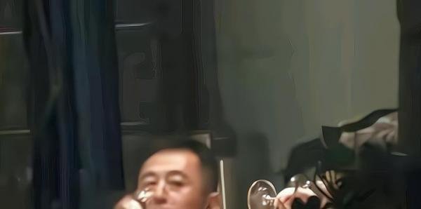 老戏骨侯勇与友人深夜聚餐,喝到脸通红驾车离开,疑似酒驾?