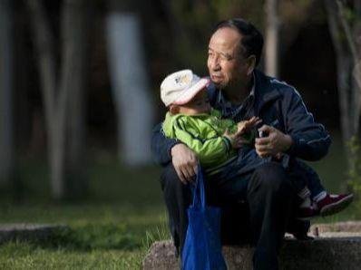 泪目！爷爷去世5岁孙子偷偷跪拜，爷爷对他来说有多重要？