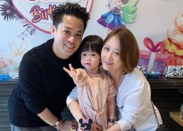 47岁姚乐怡近况曝光，嫁圈外男友生一女，如今生活压力大让人心酸