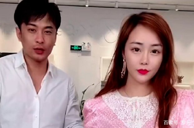 辛巴直播时拉着老婆连踢5脚,女方无奈微笑,对此你怎么看?