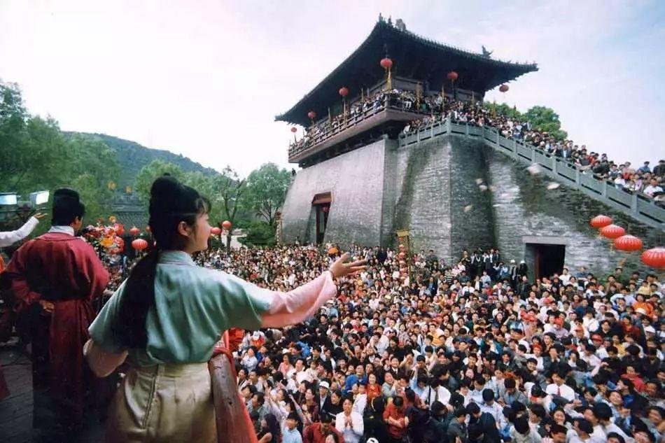 上万游客挤满清明上河园石桥,若发生意外谁来负责?