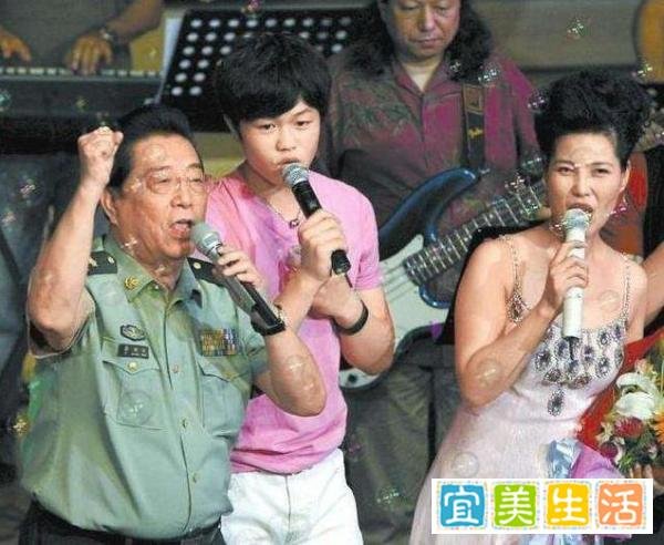 梦鸽与李双江聚餐，因太思念儿子，54岁皱纹明显老成了老太婆
