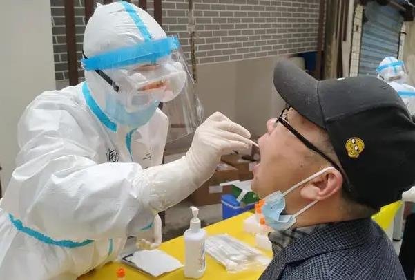 先后为26人代做核酸，金山一男子被处行政拘留，给予了我们哪些警示？