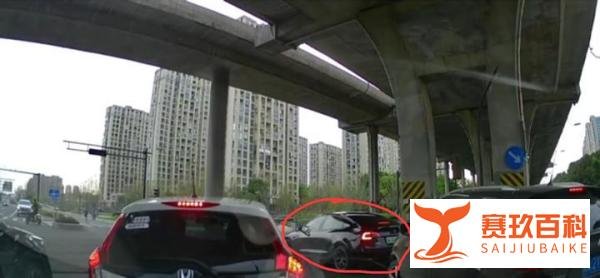 突发，视频实拍车祸现场瞬间，一辆特斯拉遭遇碰撞起火自燃了！