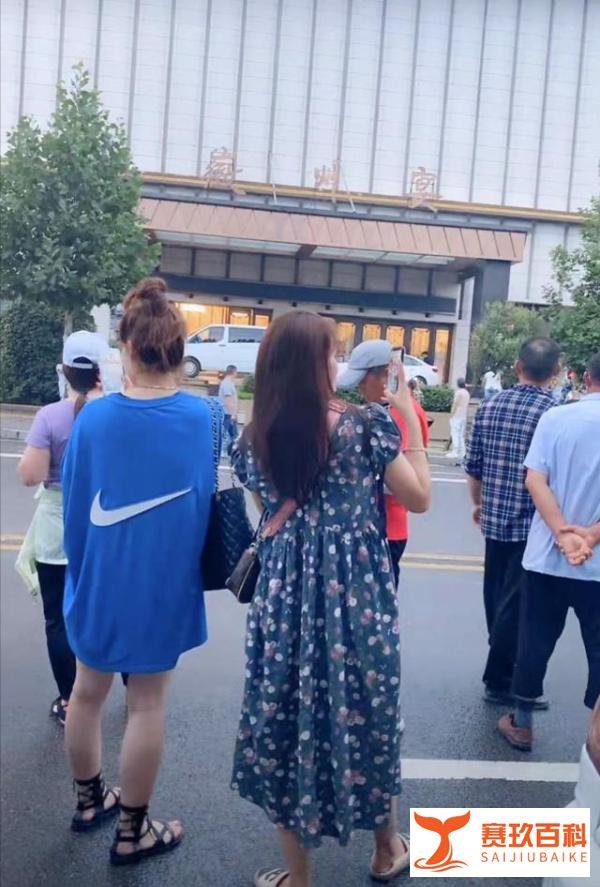 徽州宴老板娘录视频道歉,恳请全国人民原谅,网友:向钱低头而已