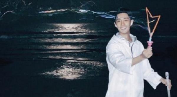 肖战在海边玩泡泡，微博留言：“肖战你还我老婆”，那是我老公