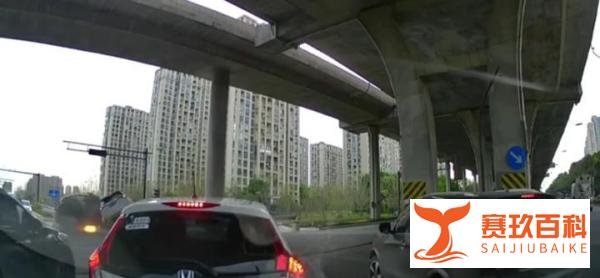 突发，视频实拍车祸现场瞬间，一辆特斯拉遭遇碰撞起火自燃了！