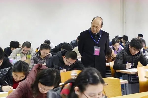 “逆向考研”引发的讨论,到底是学历内卷,还是专业为王?