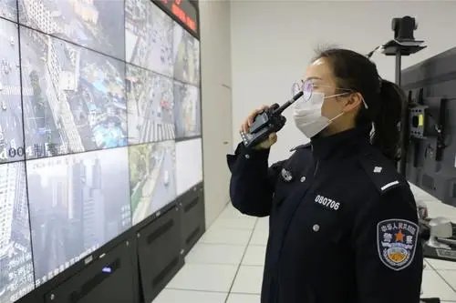贵州一95后女警狂爬23楼疏散火警住户,你愿意为女警的这一行为点赞吗?