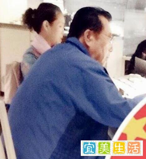 梦鸽与李双江聚餐，因太思念儿子，54岁皱纹明显老成了老太婆
