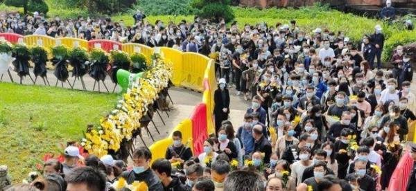 袁隆平遗体告别：倾尽一城花，只为奠一人