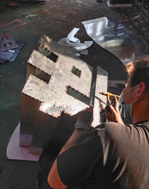 深圳斜坡字制作工厂景观字制作过程介绍