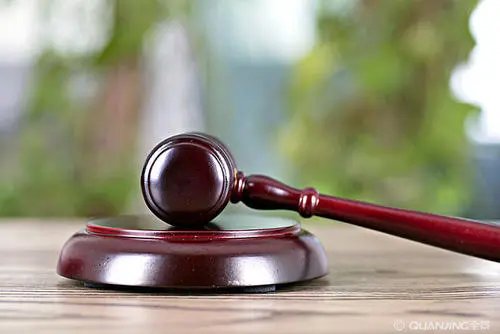 云南一父亲将就医途中死亡的儿子弃尸荒草丛，其行为如何定性？