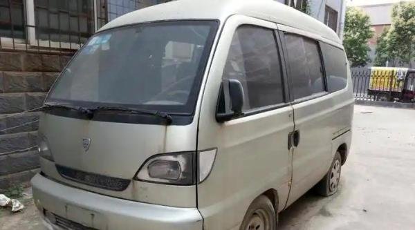 路边的僵尸车：卖废铁也有几千块，车主真的不要了吗？