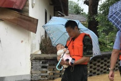 婴儿因为什么事情为战士撑伞?