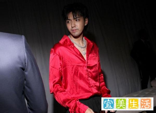 28岁吴亦凡新造型太颠覆,LV衬衫满身褶,一脸胡茬变大叔
