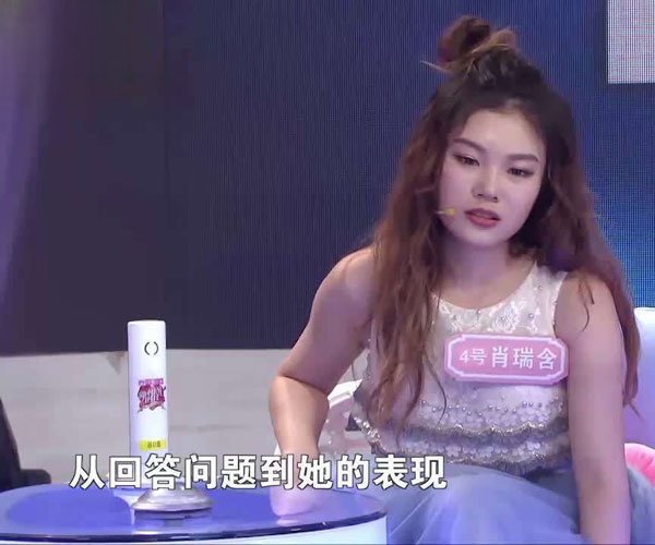 肖瑞含家境是不是特好 爸妈的颜值装扮就暴露一切了
