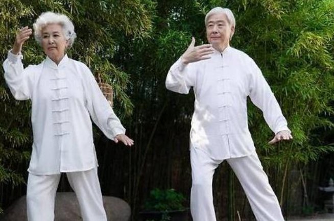 老人边看英文版高数边卖鸡蛋,这是现实版的“扫地僧”出现了吗?