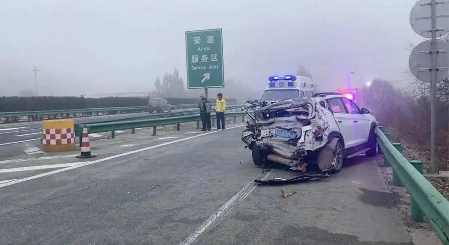 高速被追尾6人直接原地歇了，发生事故后，司机在第一时间该做什么？