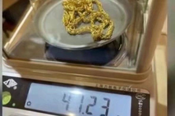 河南一男子修洗衣机找到四年前丢失的40多克金项链,失而复得的感觉如何?