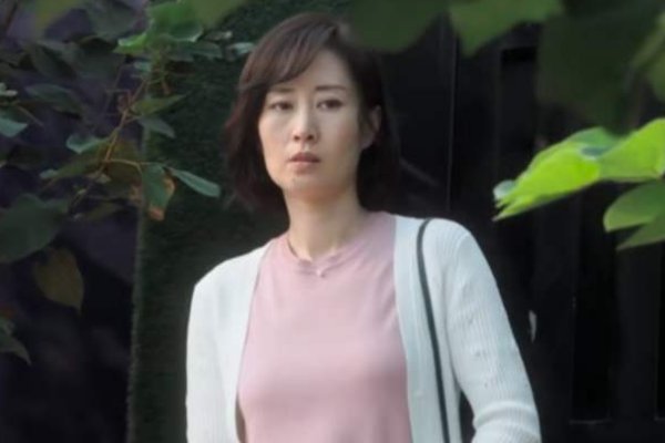 从哪里可以看出《白色月光》中的杨雁是个心机重的女人？