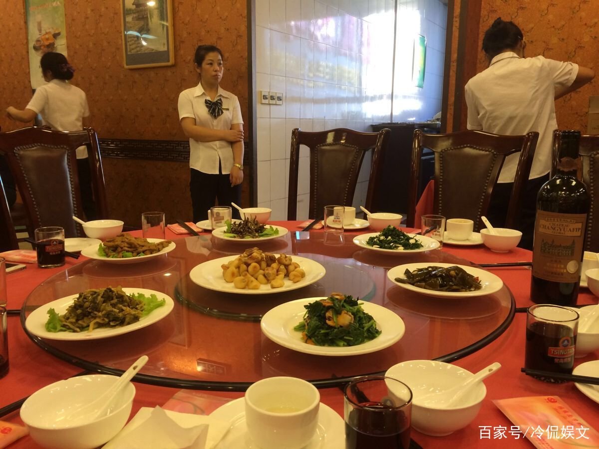 视频曝男子喷不明液体后狗狗迅速死亡,他喷射的液体究竟是什么?