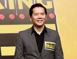向华强能让成龙下跪，打王晶曾志伟，唯独却不敢惹这三个人！他们是谁？