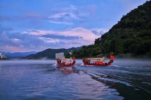 农夫山泉股价年内暴跌40%,暴跌的原因是什么?