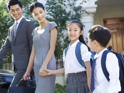 东营一店主着急送孩子误把顾客锁店里,你对此有何看法?