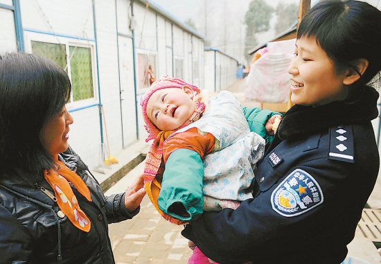 汶川地震时,一名女警给婴儿喂奶被破格升职,后来怎么样了?