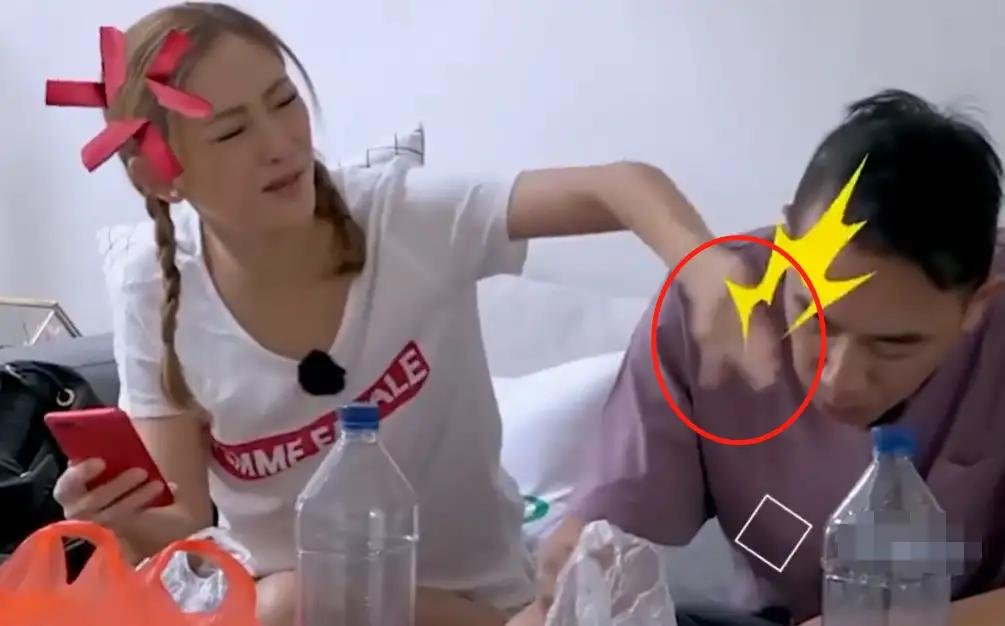 陈小春被嘲没教养,具体有哪些行为?