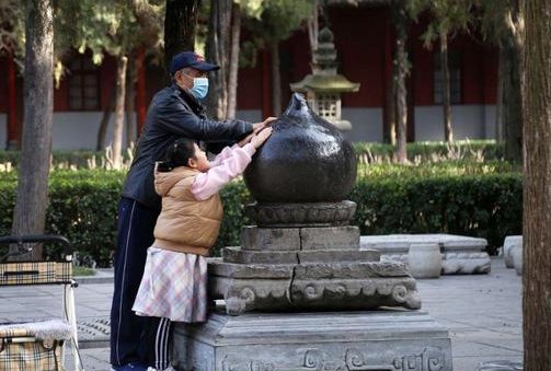 河南白马寺东汉塔尖被游客摸出包浆,游客们为何这么做?