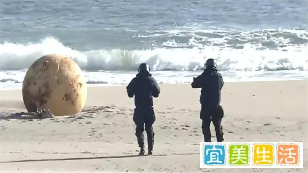 日本海滩发现了巨大的神秘金属球。间谍气球，UFO还是龙珠？