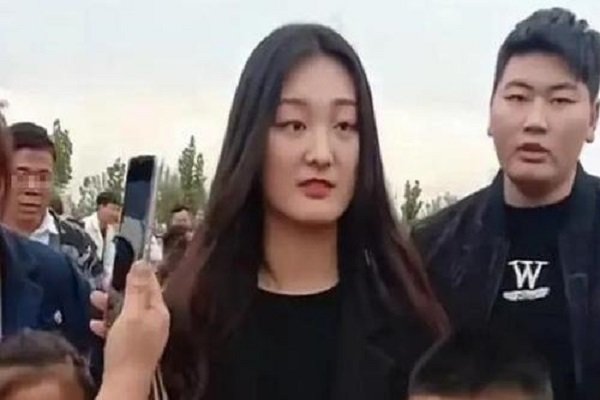 大衣哥儿媳自曝未领证,在男方未到年龄就结婚,是为了尽早做网红吗?