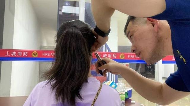 塑料塞子晒化了，杭州一女子耳朵被耳钉黏住！消防员是如何帮助女子的？