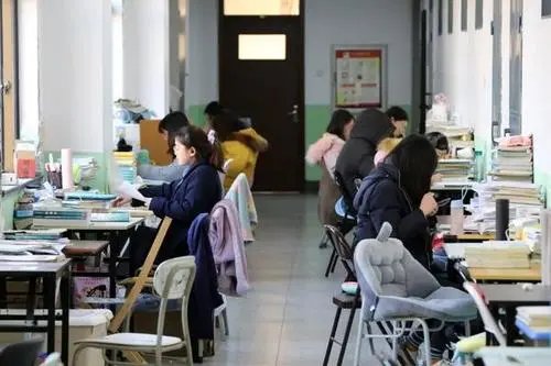“逆向考研”引发的讨论，到底是学历内卷，还是专业为王？