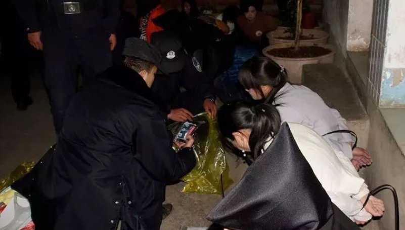 广西一女子因多次带男人钻进草丛而被群众举报，到底发生了什么事？