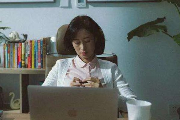 从哪里可以看出《白色月光》中的杨雁是个心机重的女人？
